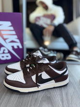 Carregar imagem no visualizador da galeria, Nike SB Dunk Low – Marrom & Preto
