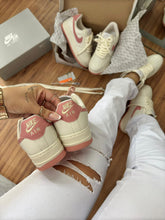 Carregar imagem no visualizador da galeria, Tênis Nike Air Force - Off White/Rosa