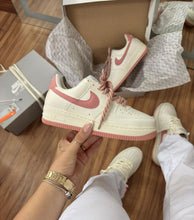 Carregar imagem no visualizador da galeria, Tênis Nike Air Force - Off White/Rosa