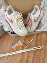 Carregar imagem no visualizador da galeria, Tênis Nike Air Force - Off White/Rosa