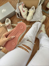 Carregar imagem no visualizador da galeria, Tênis Nike Air Force - Off White/Rosa