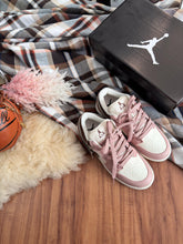 Carregar imagem no visualizador da galeria, Tênis Air Jordan Low - Rose/Café