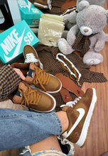 Carregar imagem no visualizador da galeria, Tênis Dunk Low Teddy Bear - Caramelo