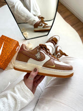 Carregar imagem no visualizador da galeria, Tênis Nike Air Force Madri