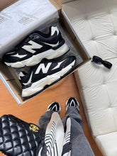 Carregar imagem no visualizador da galeria, New Balance 9060 - Preto/Branco