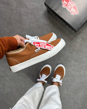 Carregar imagem no visualizador da galeria, Vans Authentic – Caramelo