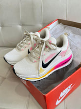 Carregar imagem no visualizador da galeria, Tênis Nike Run Vomero 18 – Branco & Rosa/Amarelo