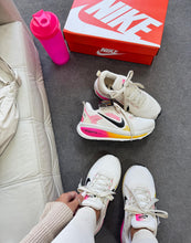 Carregar imagem no visualizador da galeria, Tênis Nike Run Vomero 18 – Branco & Rosa/Amarelo