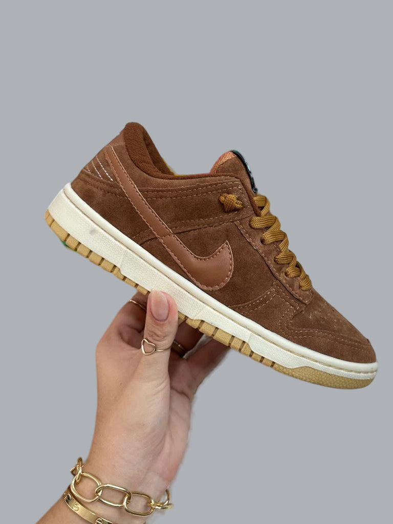 Tênis Nike DUNK Low Brown