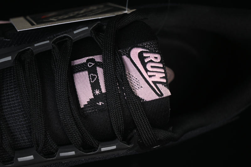 Nike Vomero 18 Gore-Tex “Black Crimson Tint”