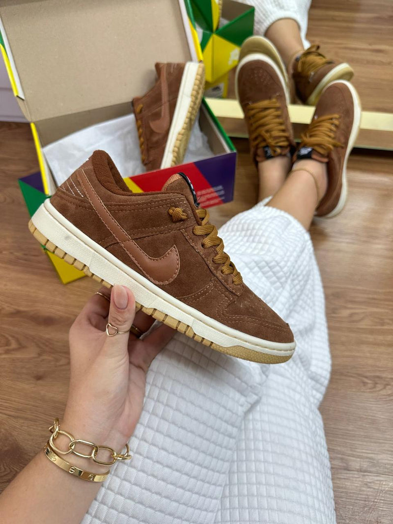 Tênis Nike DUNK Low Brown