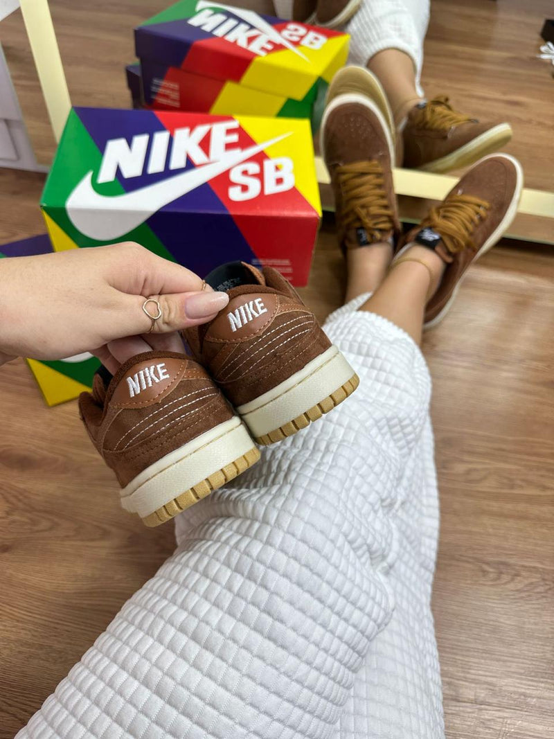 Tênis Nike DUNK Low Brown