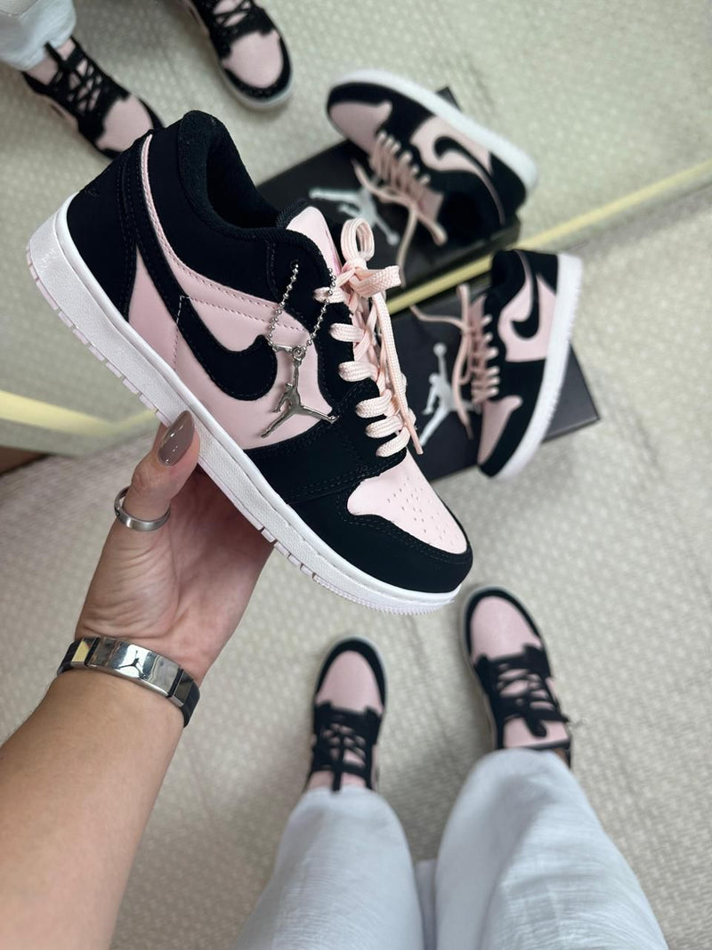 Tênis Nike Jordan 1 Low - Rosa/Preto