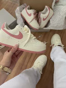 Tênis Nike Air  Force - Off White/Rosa