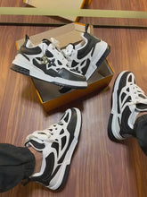 Carregar e reproduzir vídeo no visualizador da galeria, Tênis Louis Vuitton Skate - Black/White
