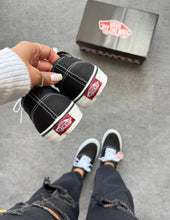 Carregar imagem no visualizador da galeria, Vans Authentic – Preto
