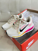 Tênis Nike Run Vomero 18 – Branco & Rosa/Amarelo
