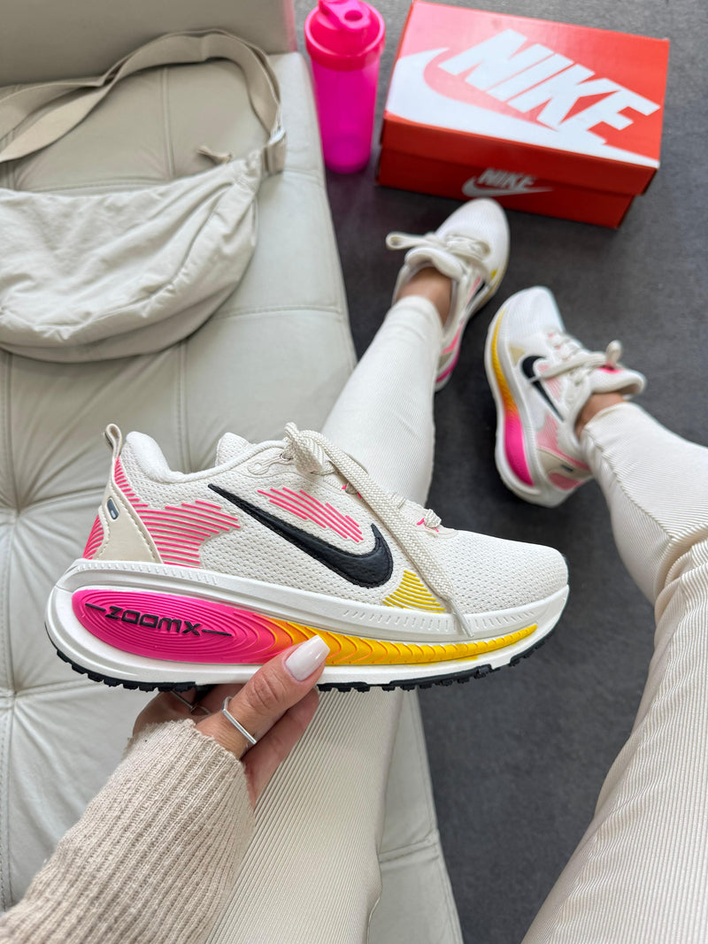 Tênis Nike Run Vomero 18 – Branco & Rosa/Amarelo