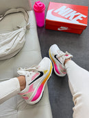 Tênis Nike Run Vomero 18 – Branco & Rosa/Amarelo