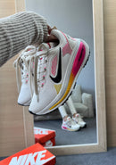 Tênis Nike Run Vomero 18 – Branco & Rosa/Amarelo